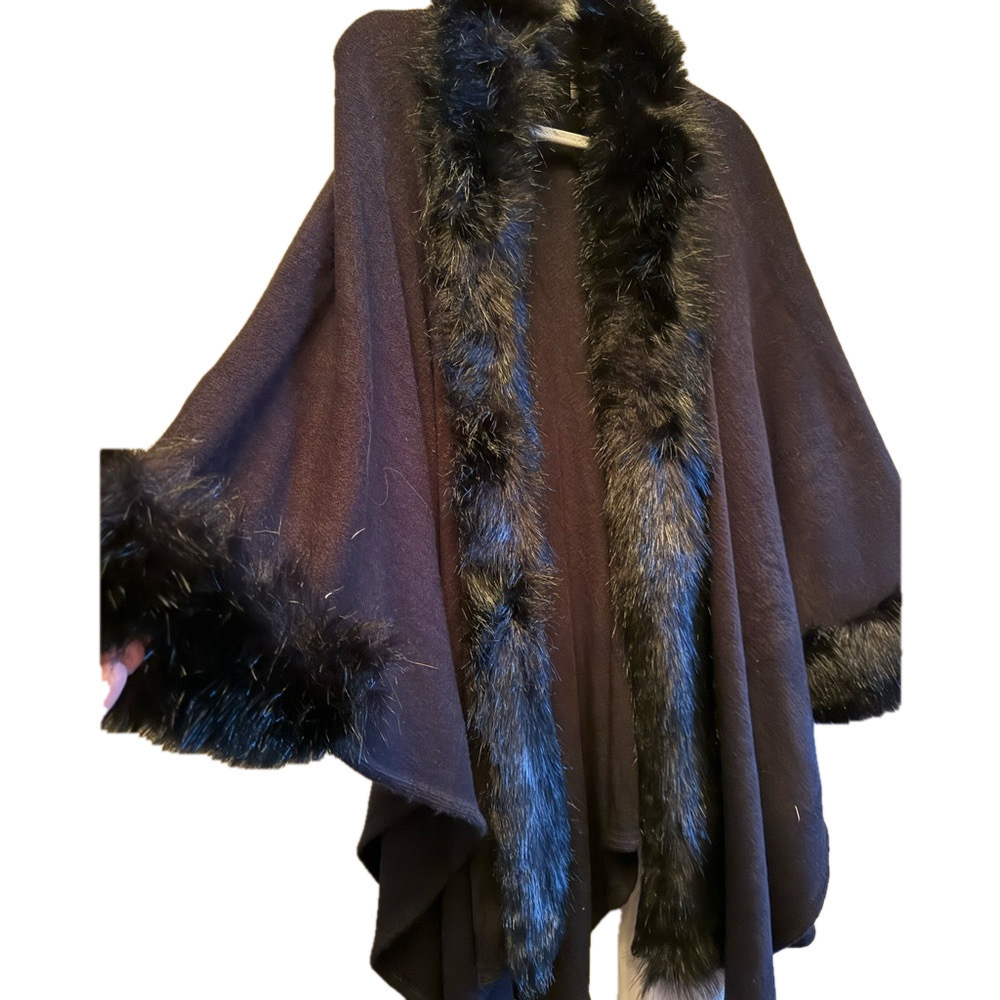 Desheng faux fur trim poncho, open front. One size fits most